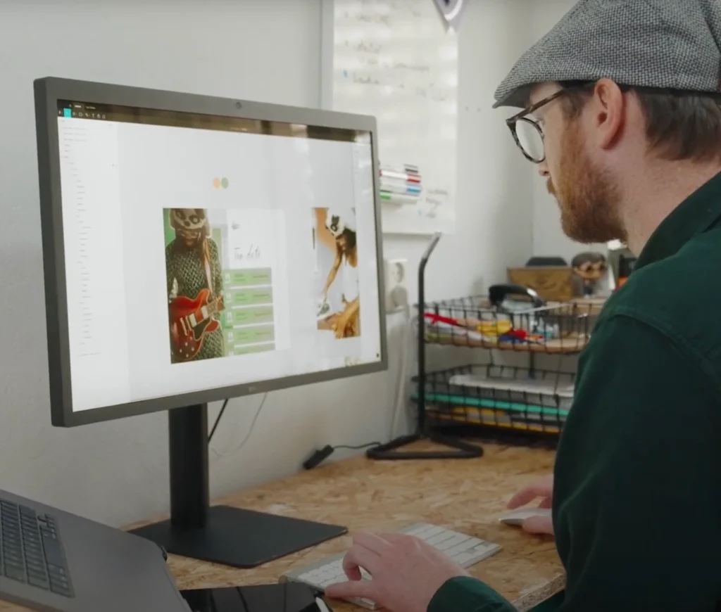 Pieter Eg designer van Studio Ronduit ontwerpt een website voor een klant