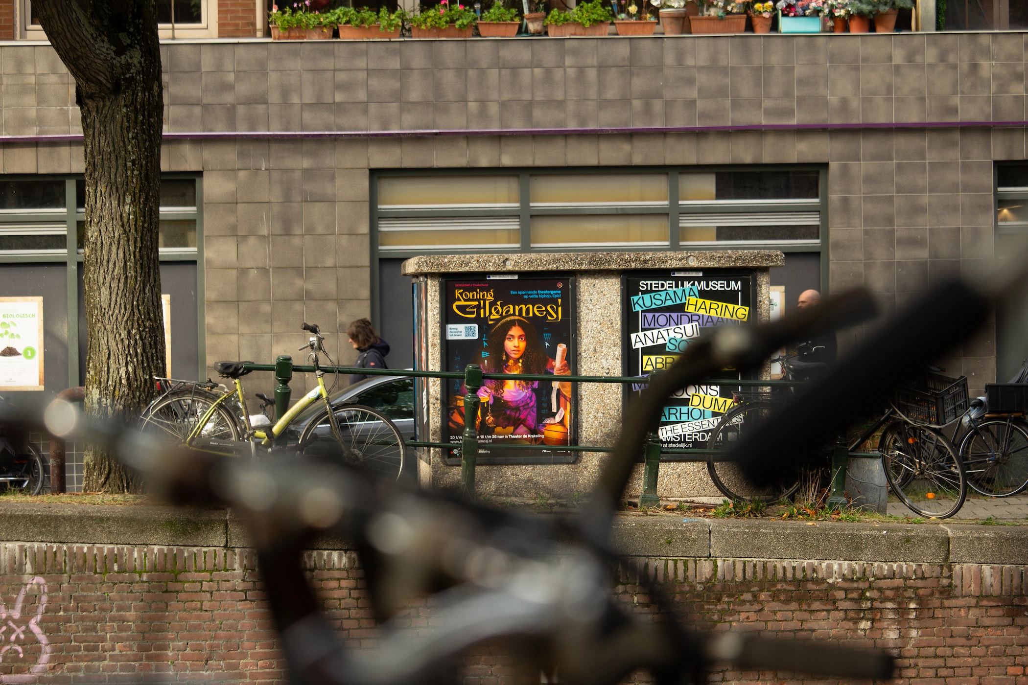 Poster campagne voor een theatervoorstelling. De posters zijn in Amsterdam verspreid geweest en zijn gemaakt door Studio Ronduit uit Utrecht. De foto is gemaakt door Johan Eg. Locatie langs een gracht in Amsterdam